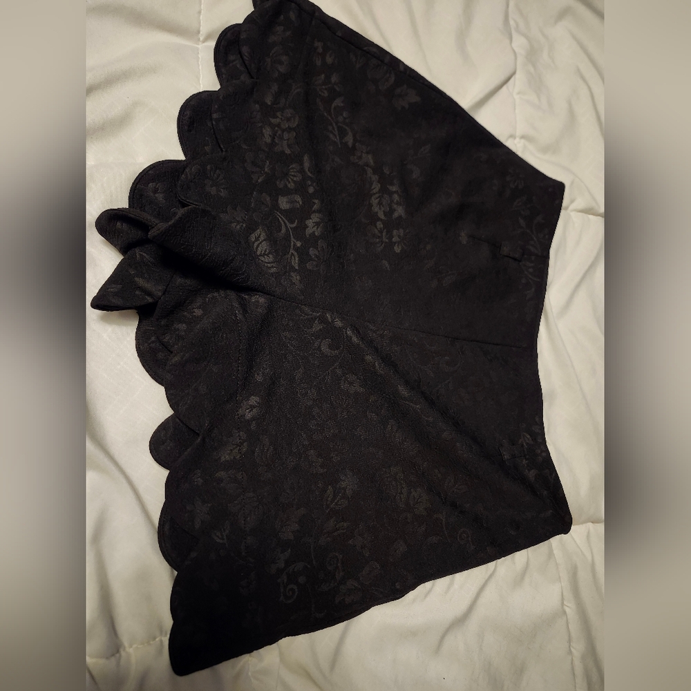 Monteau scallop high waist short - Picture 2 of 4